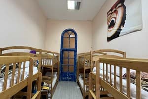 Хостел Dja Hostel. Место в мужском 8-местном номере (Синий) 8